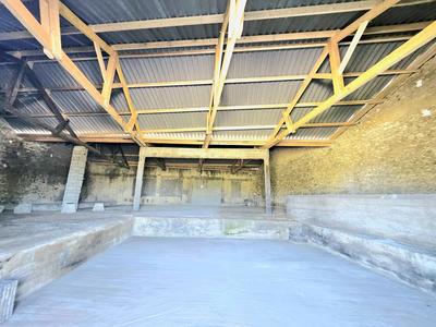 Maison - 610 m² - 5 pièces