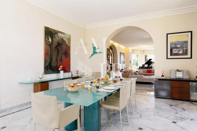 Villa - 355 m² - 8 pièces