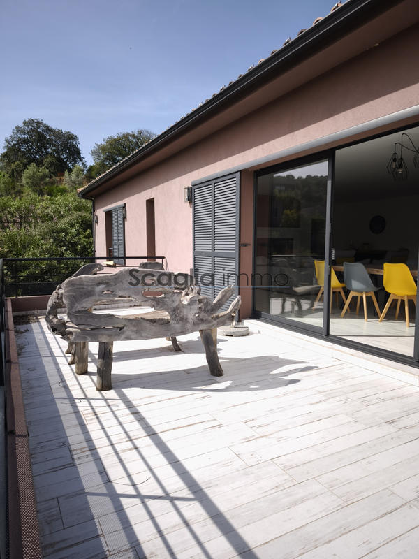 Maison - 230 m² - 7 pièces