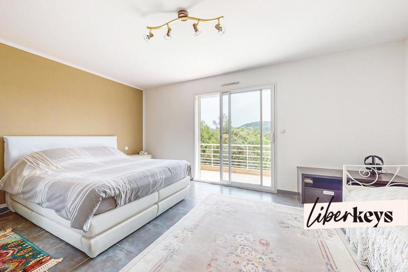 Villa - 239 m² - 6 pièces