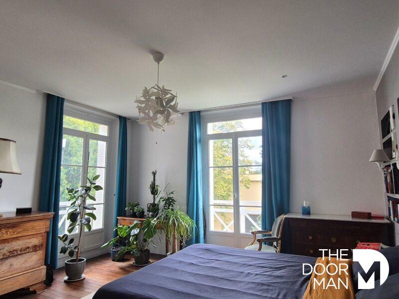 Demeure - 250 m² - 8 pièces