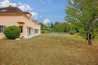 Maison - 240 m² - 8 pièces