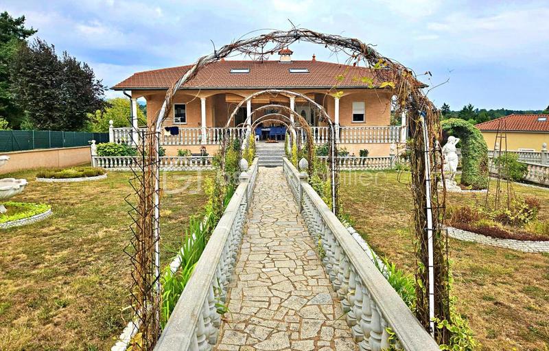 Maison traditionnelle - 230 m² - 7 pièces