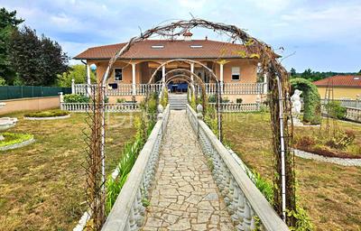 Maison traditionnelle - 230 m² - 7 pièces