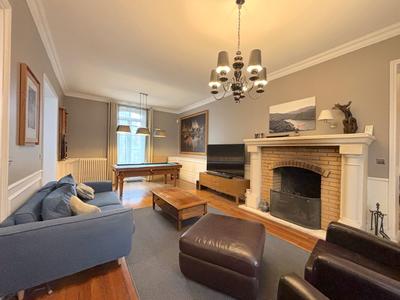 Maison - 207 m² - 7 pièces