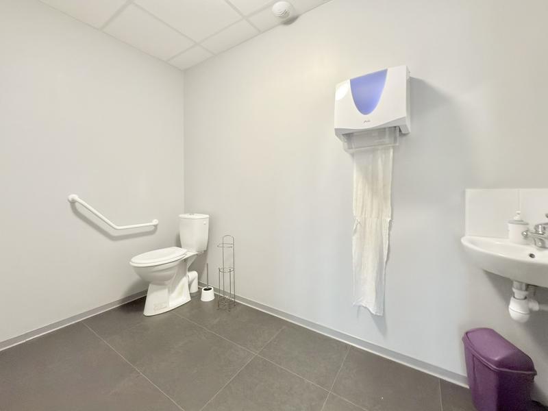 Local d'activités - 105 m² - 5 pièces