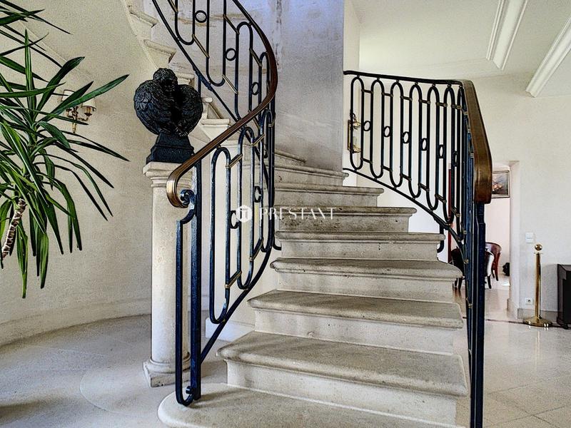 Maison - 675 m² - 11 pièces