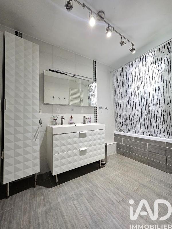 Maison - 210 m² - 10 pièces