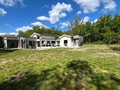 Maison - 290 m² - 10 pièces