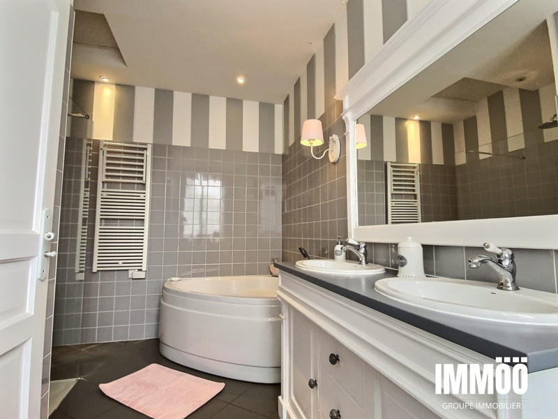 Maison - 225 m² - 10 pièces