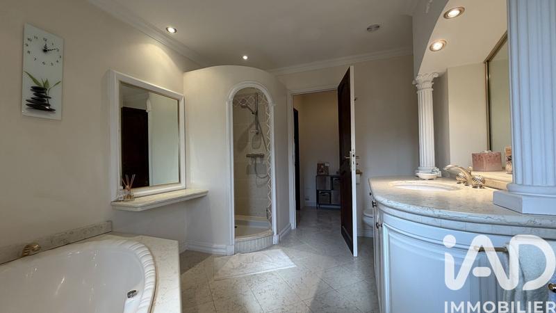 Maison - 231 m² - 7 pièces