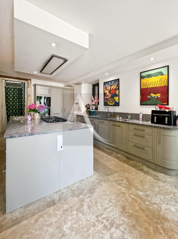 Maison - 180 m² - 7 pièces