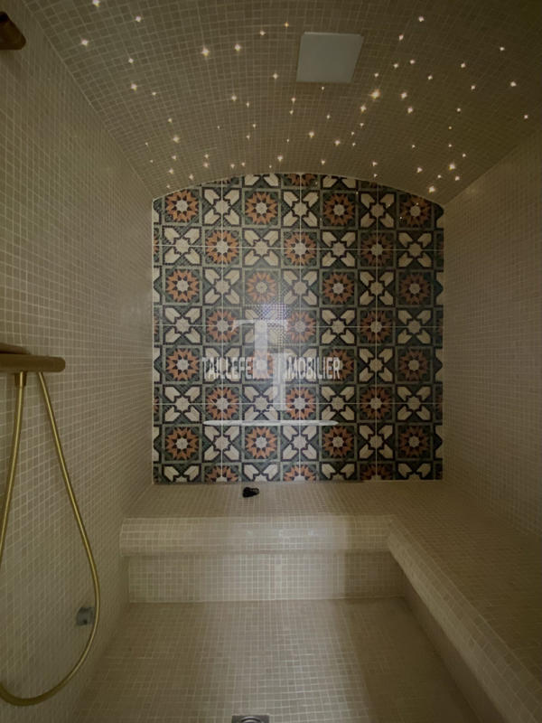 Maison - 250 m² - 6 pièces