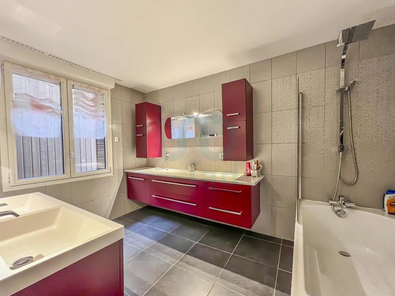 Maison traditionnelle - 363 m² - 10 pièces