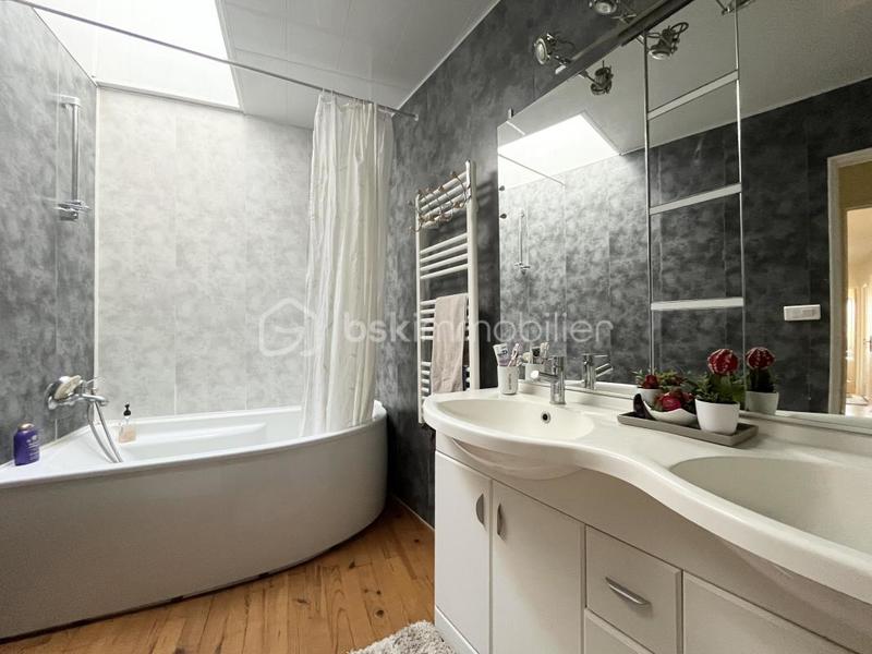 Maison - 201 m² - 7 pièces