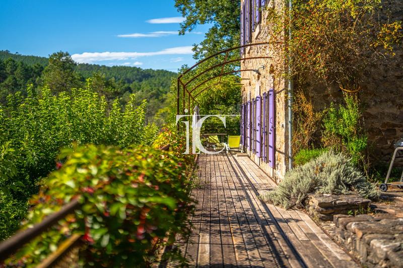 Maison - 379 m² - 19 pièces