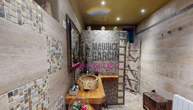 Maison - 223 m² - 9 pièces