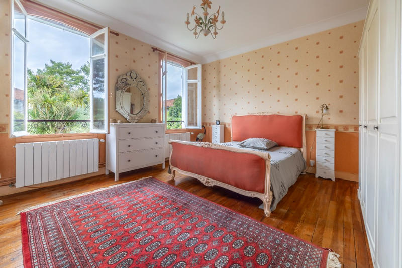 Maison - 279 m² - 9 pièces