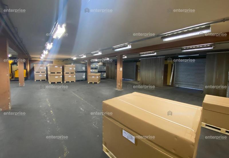 Entrepôt - 1 700 m²