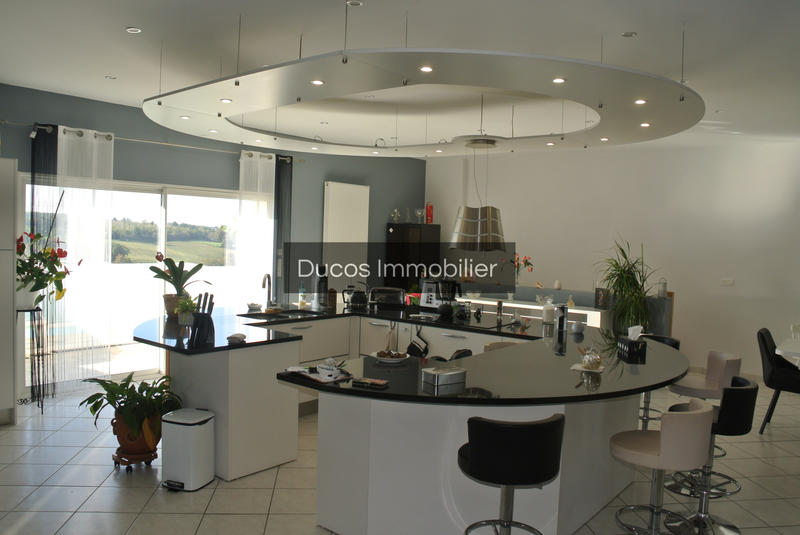 Maison - 280 m² - 6 pièces