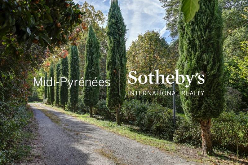 Maison - 560 m² - 12 pièces