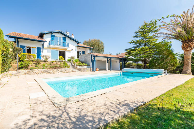 Maison - 201 m² - 7 pièces