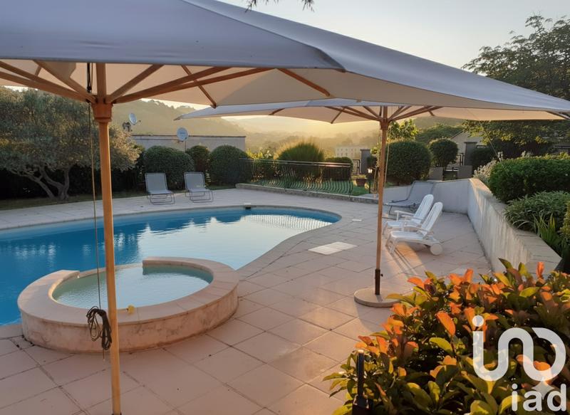 Maison - 241 m² - 10 pièces