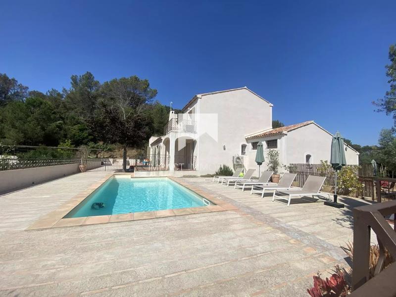 Maison - 240 m² - 7 pièces