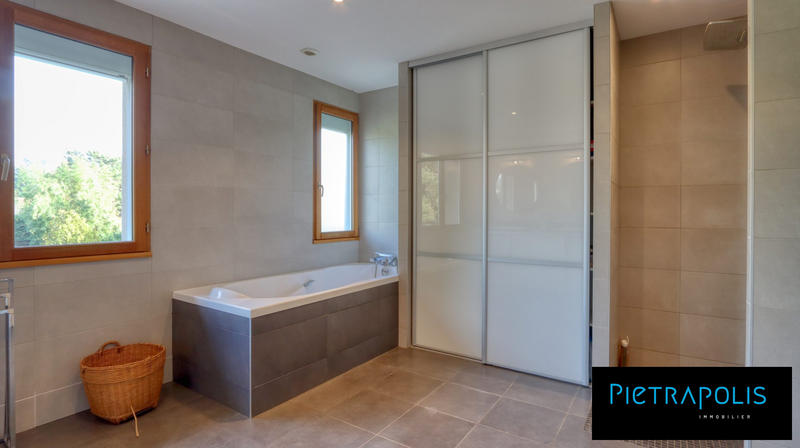 Maison - 270 m² - 9 pièces