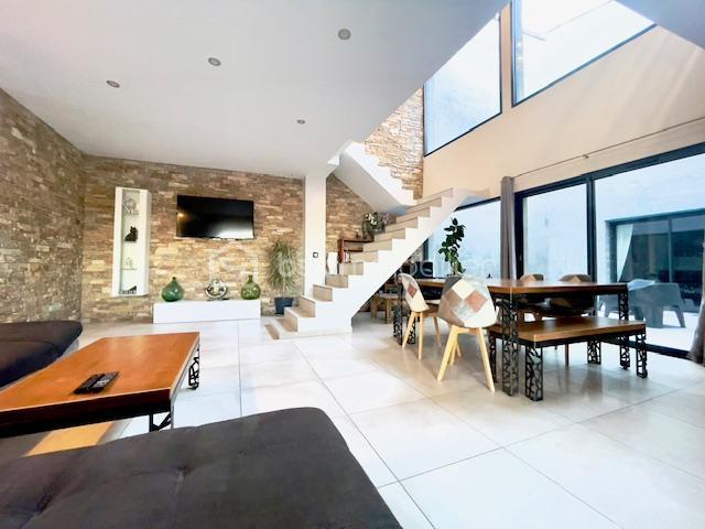 Maison - 257 m² - 9 pièces