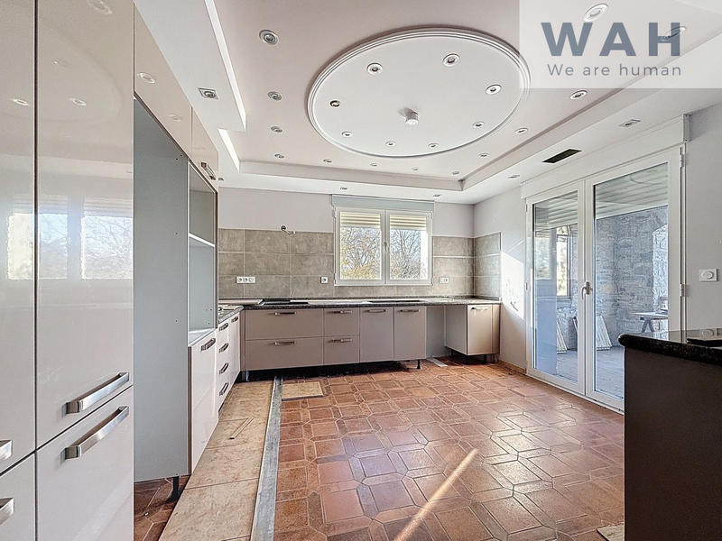 Maison - 390 m² - 13 pièces