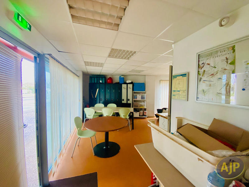 Local d'activité / Entrepôt - 106 m²