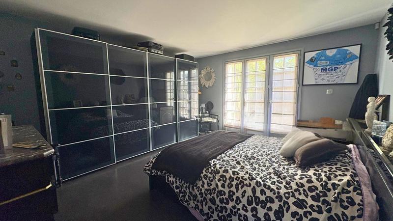 Maison - 230 m² - 7 pièces