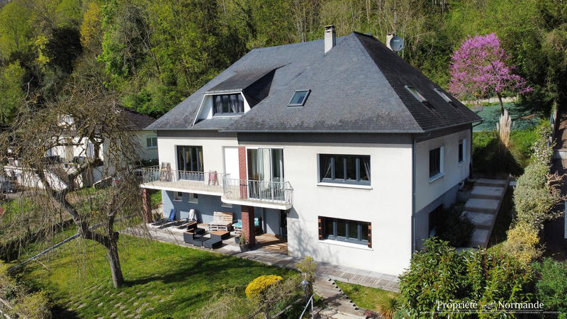 Maison - 280 m² - 8 pièces