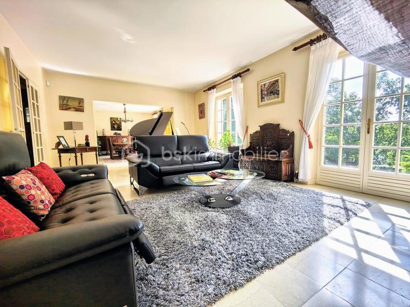 Propriété - 234 m² - 11 pièces