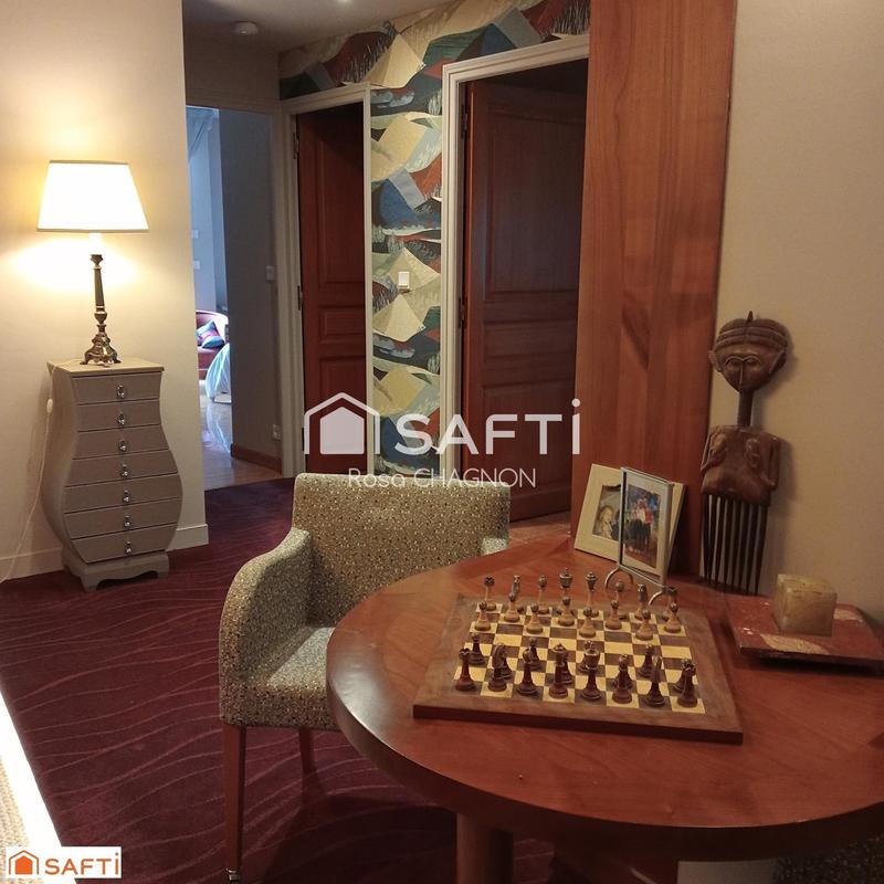 Maison - 220 m² - 10 pièces