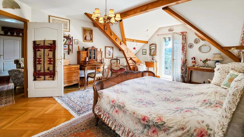 Maison - 241 m² - 7 pièces