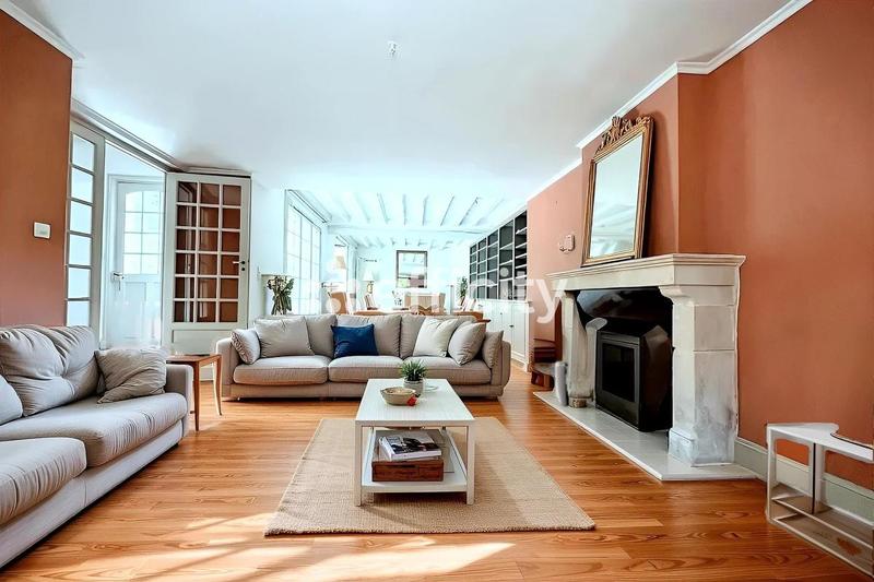 Maison - 240 m² - 9 pièces