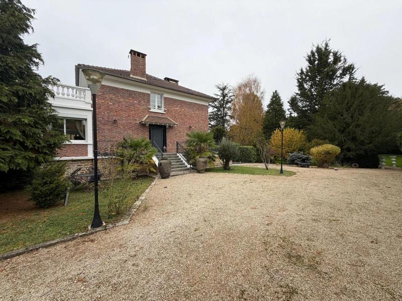 Maison - 230 m² - 8 pièces