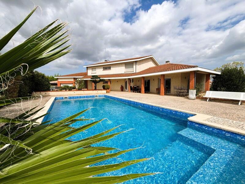 Maison - 254 m² - 6 pièces