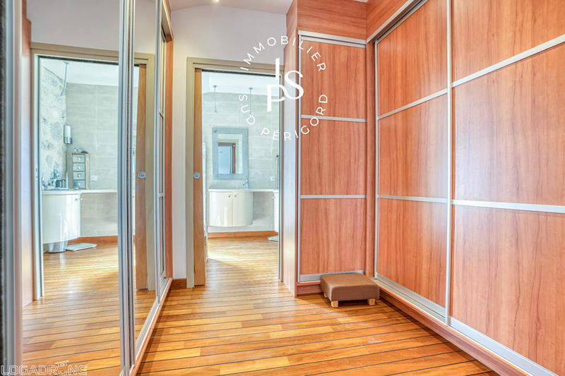 Maison - 242 m² - 9 pièces