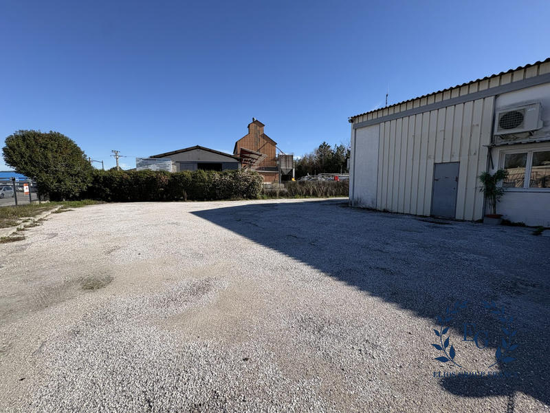 Local d'activités - 212 m²