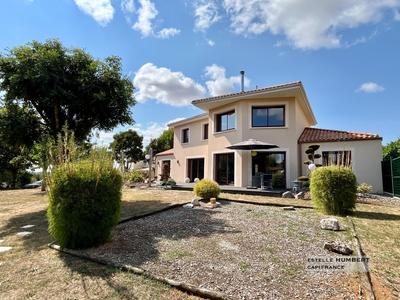 Maison - 223 m² - 8 pièces