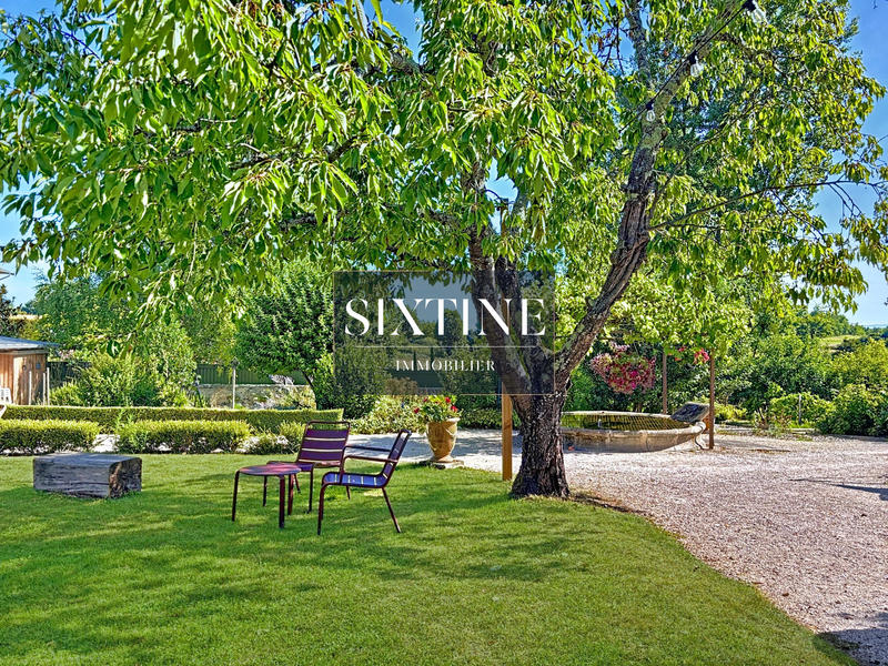 Maison - 3 008 m² - 45 pièces