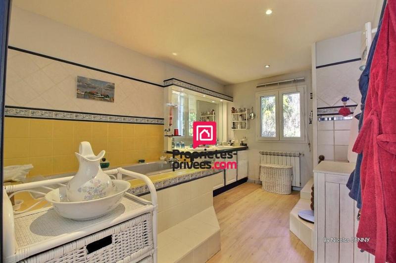 Maison - 225 m² - 7 pièces