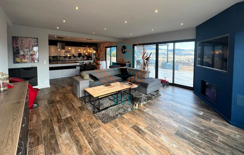 Maison - 255 m² - 7 pièces