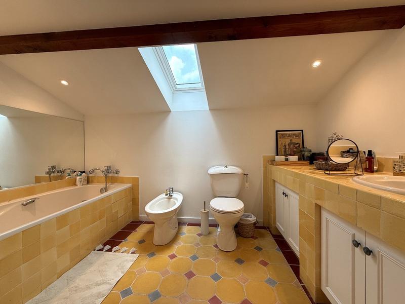 Maison - 247 m² - 8 pièces