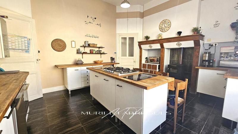 Maison - 530 m² - 18 pièces