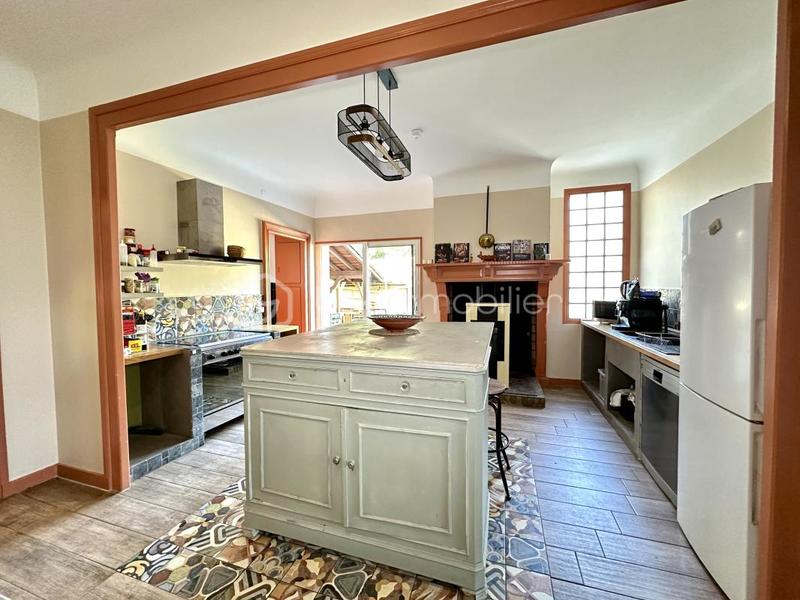 Demeure - 256 m² - 9 pièces