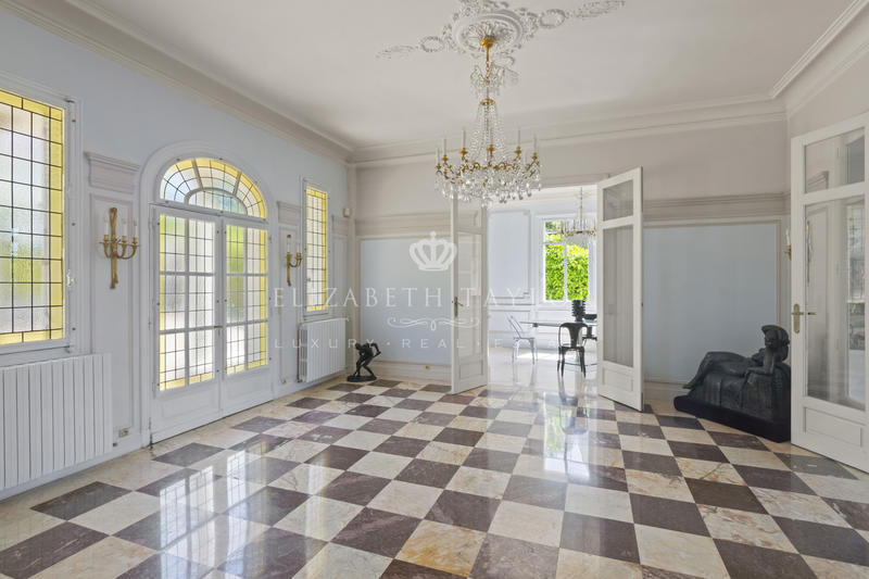 Propriété - 424 m² - 12 pièces